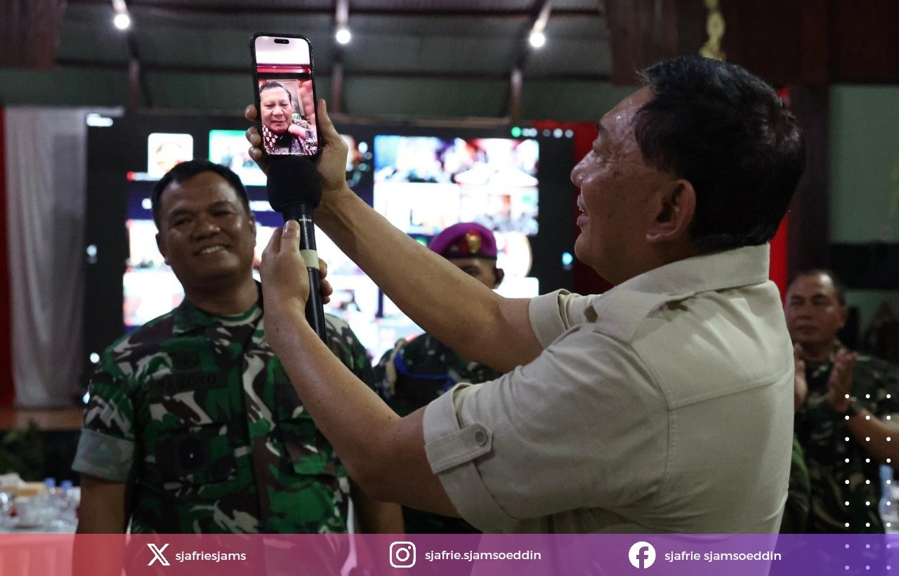 Presiden RI Prabowo Subianto melalui video call menyapa Prajurit TNI yang bertugas di Papua dalam acara Malam Akrab Tahun Baru 2025 di Aula Batalyon 754. (X Sjafrie Sjamsoeddin)